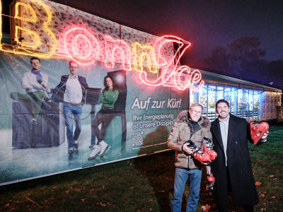Patrick Limbach (r.) vom Vertrieb von SWB Energie und Wasser und Veranstalter Otmar Kaiser freuen sich über die erneute Kooperation bei Bonn on Ice. (Foto: Stadtwerke Bonn/Martin Magunia)