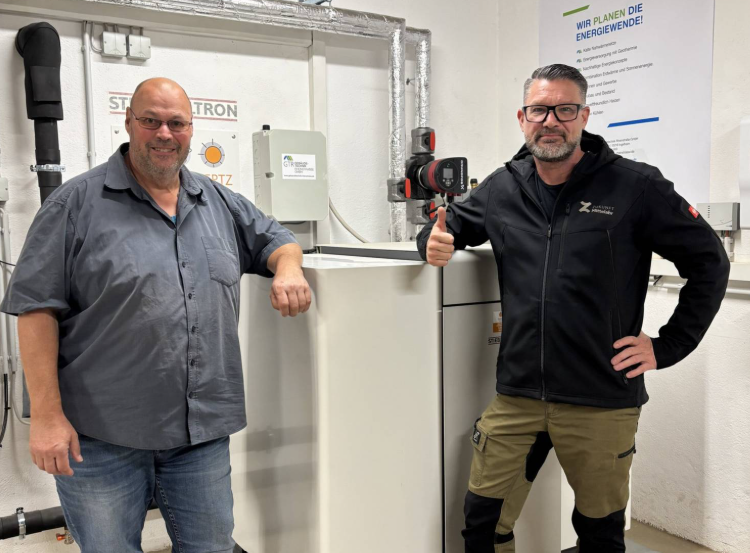 Niki Kozisek (rechts), hier neben Ortsb&uuml;rgermeister Thomas Hostert, wurde f&uuml;r sein klimafreundliches Engagement f&uuml;r einen Preis nominiert.