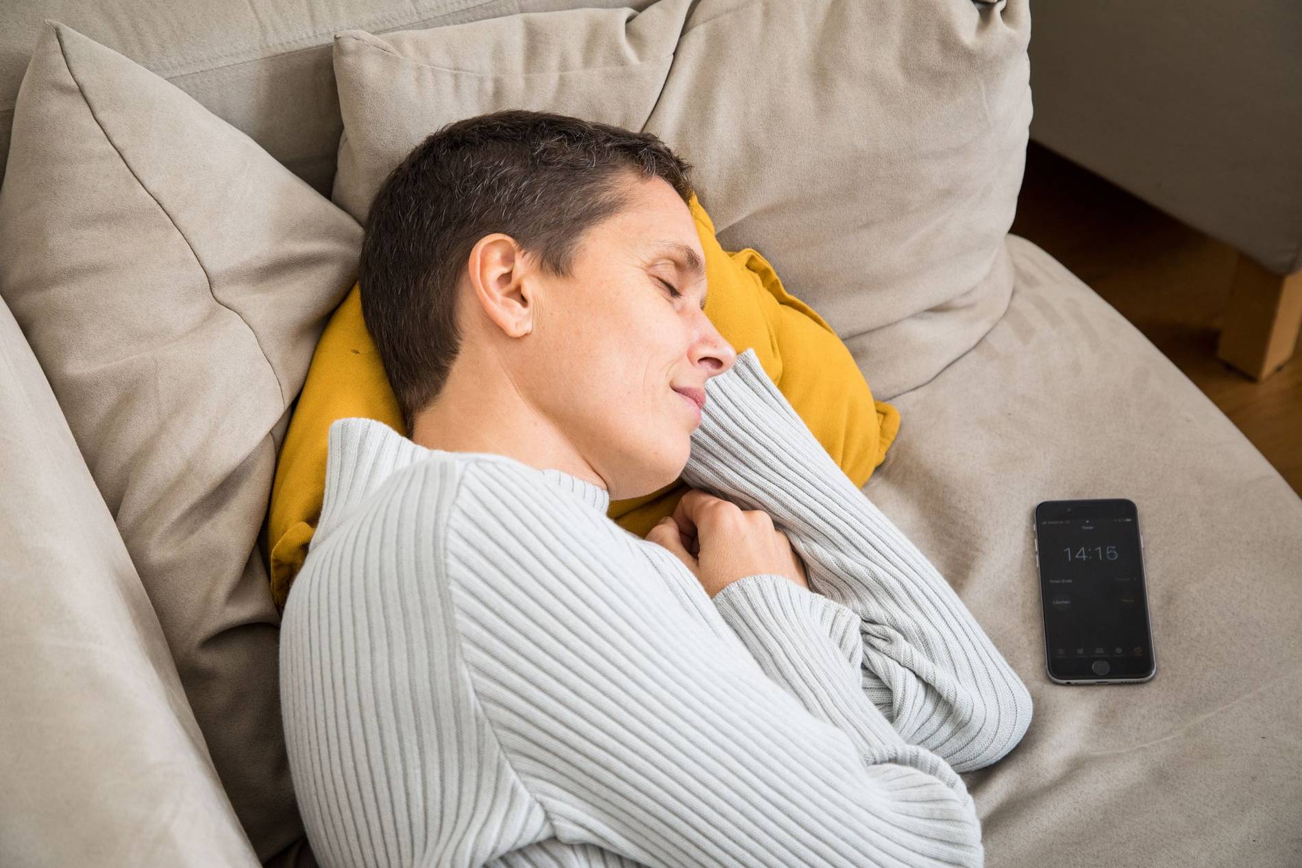 Schlafende Person auf einer Couch