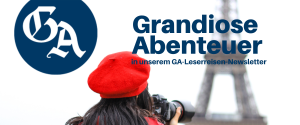 Frau mit roter Baskenm&uuml;tze fotografiert Eiffelturm