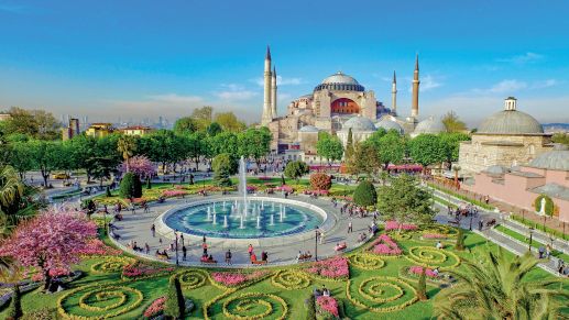Blick &uuml;ber den Sultanahmet-Park auf die Hagia Sophia in Istanbul.